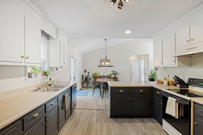 Building Photo - Bright and Spacious 3 Bedroom Home in Chesterfield ***Available Early March***