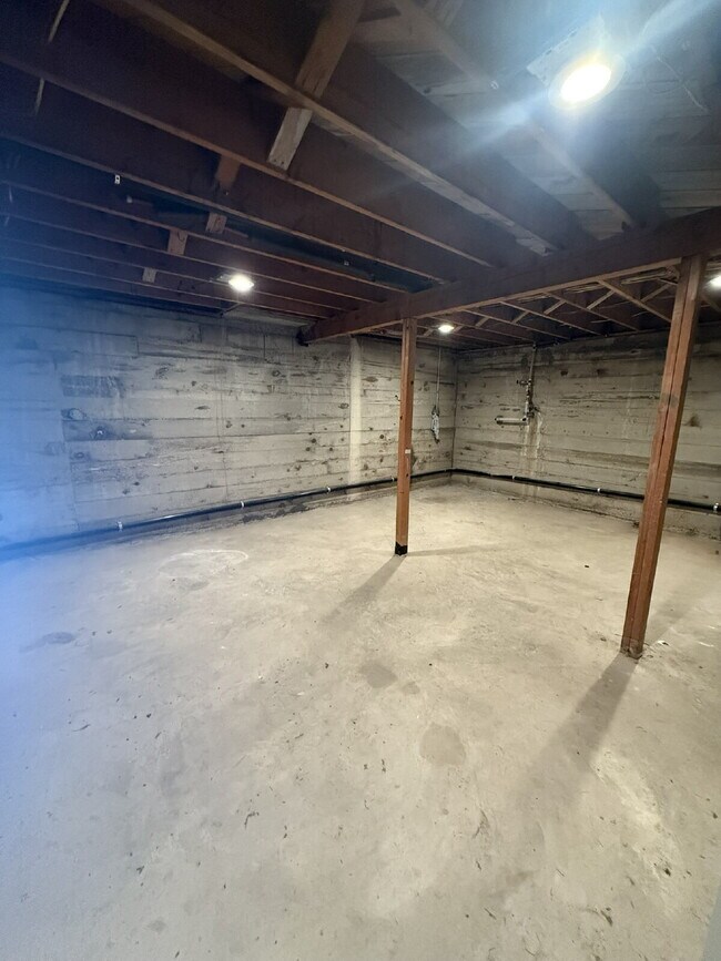 Building Photo - Spacious 3 Bedroom Unit - READY FOR MOVE IN!