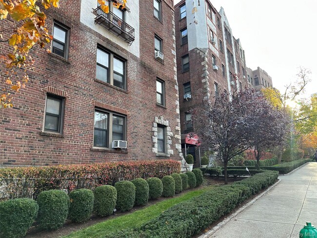 Building Photo - 312 Main St