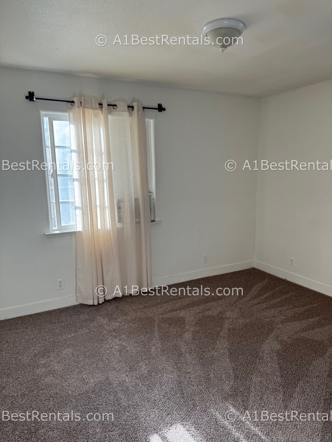 Building Photo - 1905 John St