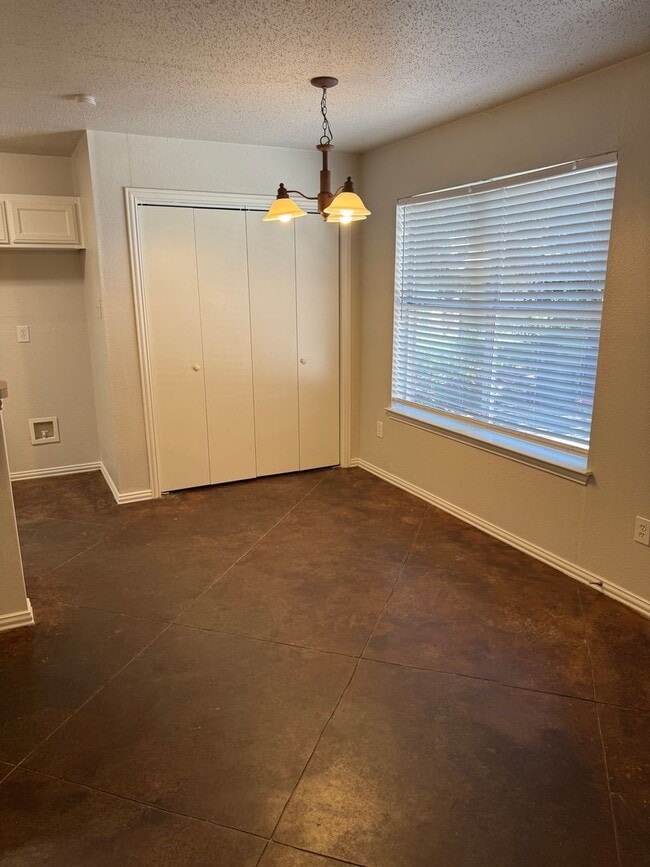 Building Photo - 523 Oakwood Ln