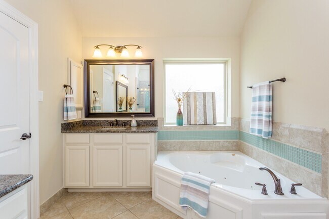 Building Photo - 6122 Garden Lakes Ln