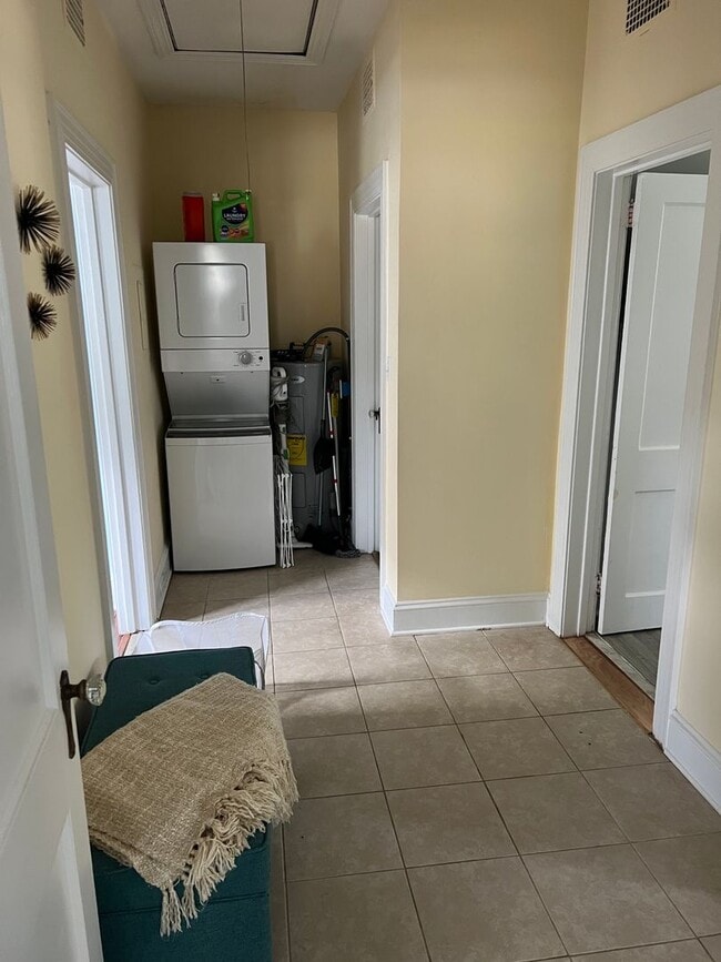 Building Photo - 2 bedroom Grid House for rent!