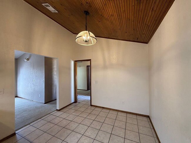 Building Photo - Welcome to this charming 3 bedroom, 2 bath...