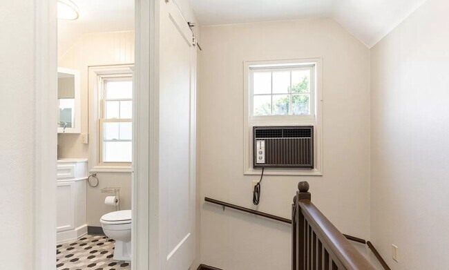 Building Photo - 6613 N Amherst St