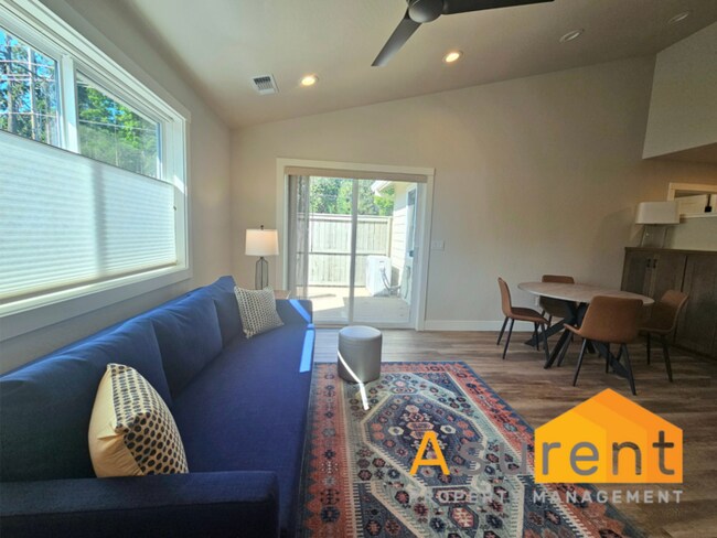 Building Photo - Beautiful fully furnished, single level 3 ...
