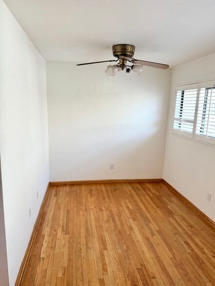 breakfast nook - 6031 Lindley Ave