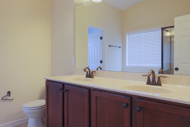 Building Photo - 1503 Hemlock Hill Dr