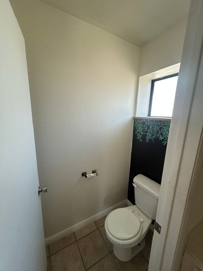 Building Photo - 3 bedroom 2 bathroom in Desirable SW Visalia!