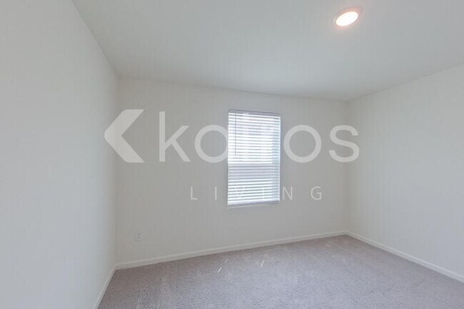 Building Photo - 677 Castillo Dr