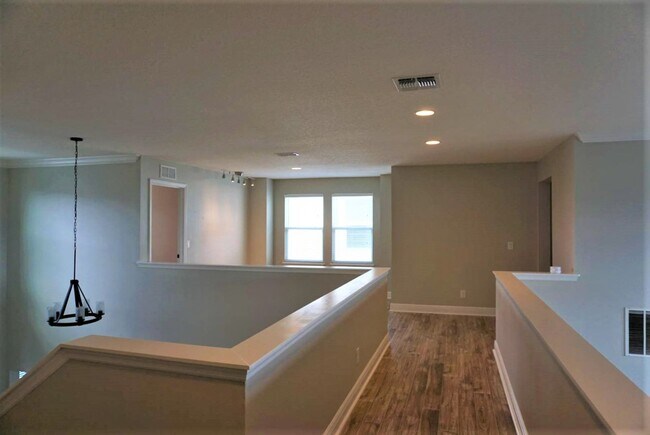 Building Photo - Orchard Hills 6 bed / 3.5 Bath - Partially Furniushed