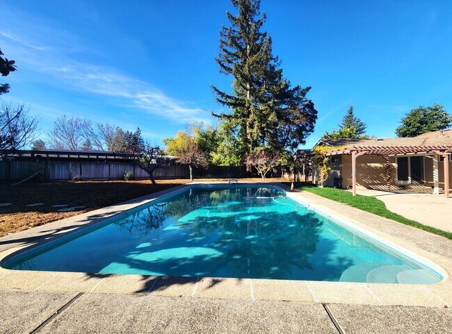 Building Photo - Charming Single Family Home Located in Sou...