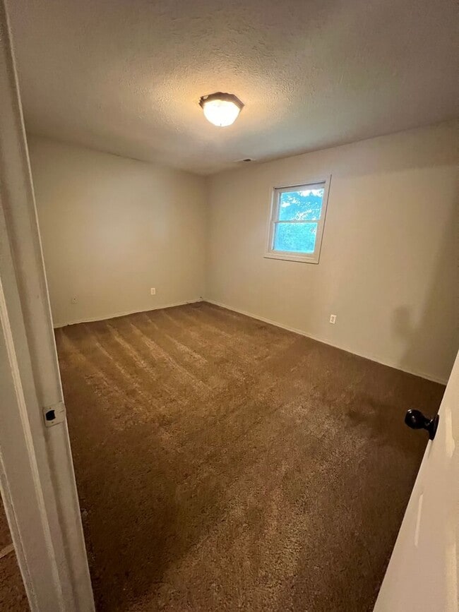 Building Photo - 705 Black Oak