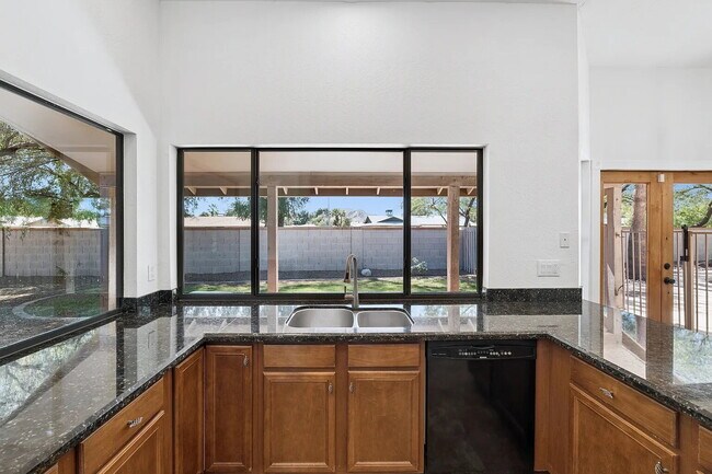Building Photo - SPARKLING PRIVATE POOL, BEAUTIFUL HOME, UNBEATABLE LOCATION!
