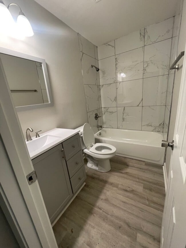 Building Photo - Modern Charm in Gloverville SC