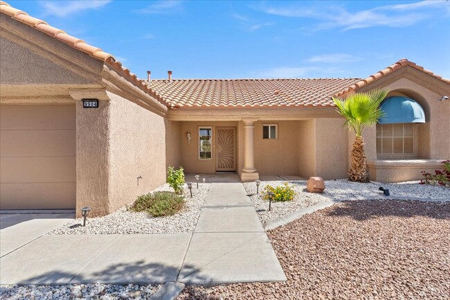 Building Photo - Large 2 Bedroom, 2 bath, unique Sun Room i...