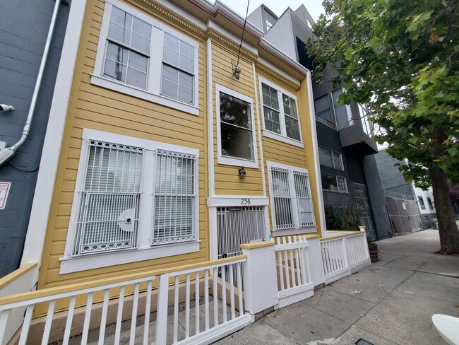 Building Photo - SOMA! 1 Bedroom in the center of it all!