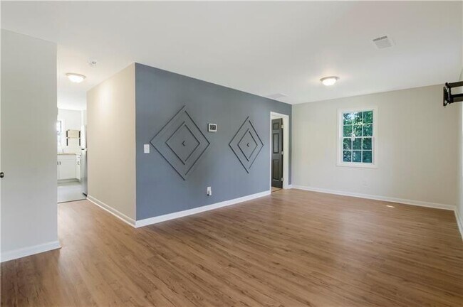 Building Photo - 551 Valley Hill Rd SE