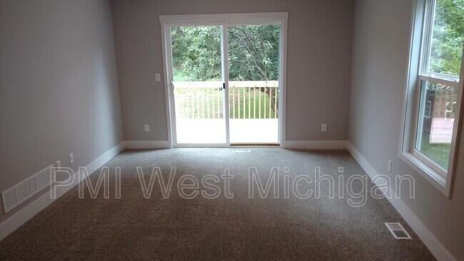Building Photo - 546 W Elm St