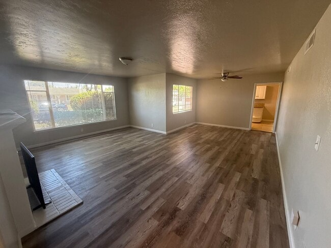 Building Photo - APPLY NOW!! 4 BEDROOM HOME!!
