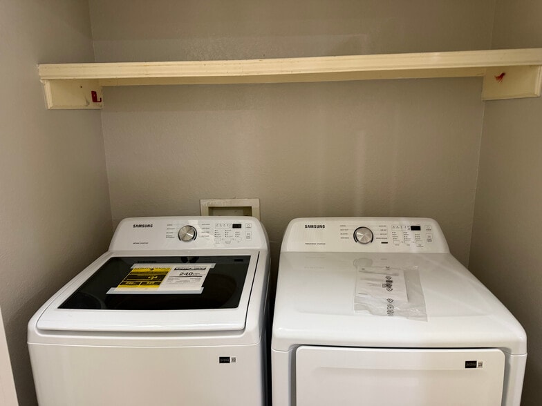 washer and dryer room - 2201 Umbel St