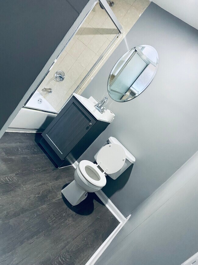 Full Bathroom - 2405 S Troy St