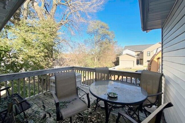 Building Photo - 3 Bedroom Duplex Available August 1st, 2026