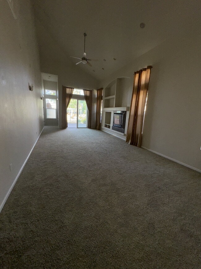 Building Photo - FIRST MONTH FREE RENT Luxurious 4-Bed, 4-B...