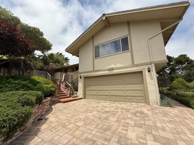 Building Photo - Fantastic 3 bedroom 2 bath Home in Montere...