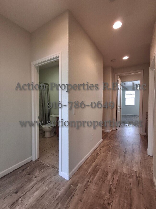 Building Photo - Stunning Townhome.  - 2 Stories - 3 Bed, 2.5 Bath, 2 Car Garage - Nearby Trails!