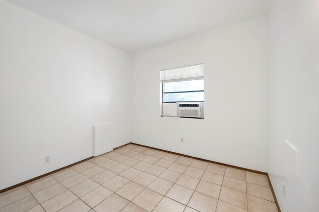 Building Photo - NEW MOVE-IN SPECIAL! Snug Hillside Ave. Ap...