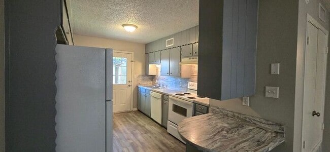 Building Photo - Available Now! Updated, Downstairs 2 Bedroom 1 Bath Apartment!