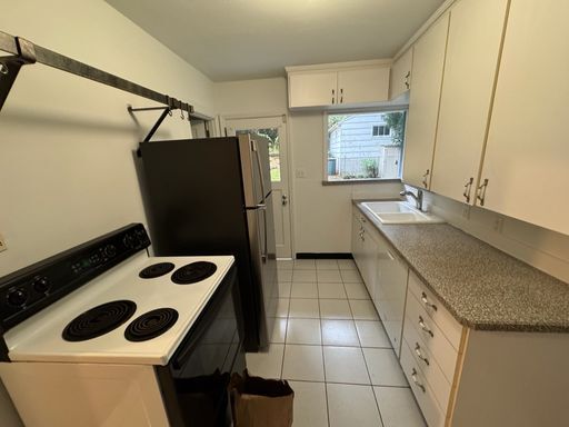 Building Photo - Freshly Painted Large Queen Anne Home! $3295