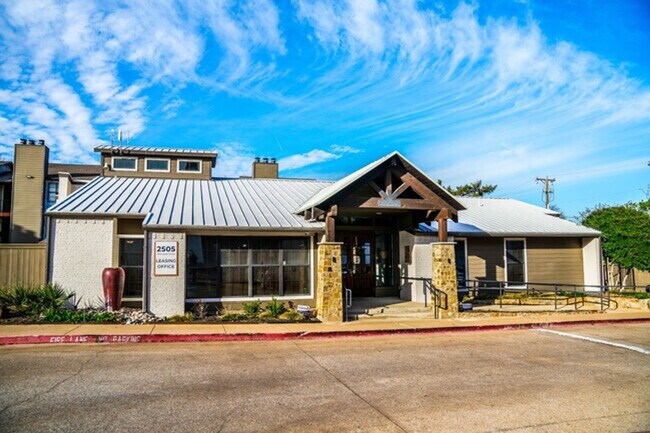 Building Photo - 2525 Thomason Cir