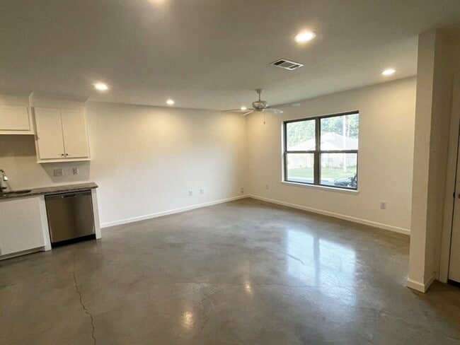 Building Photo - Charming 3-Bedroom Retreat in the Heart of...