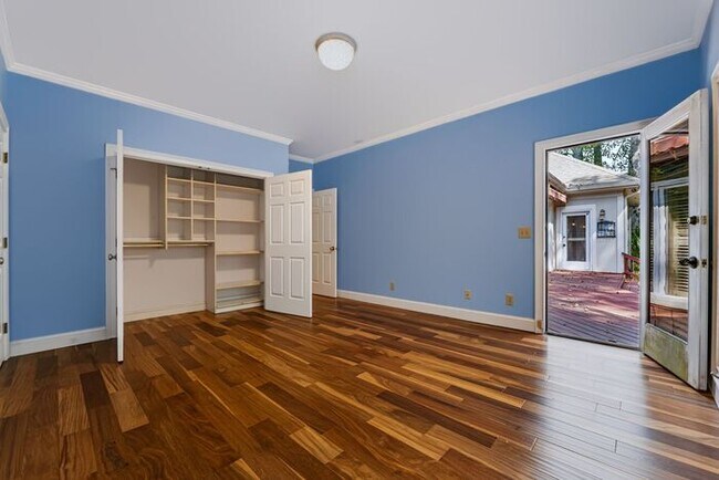 Building Photo - 6920 Oakbrook Way