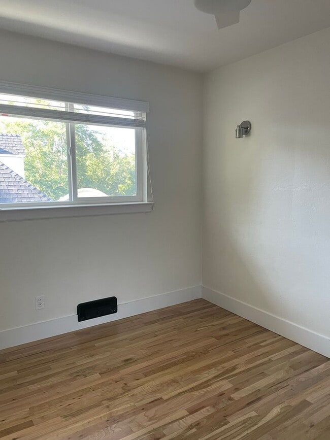 Building Photo - Remolded Mid-Town / South-West location wi...