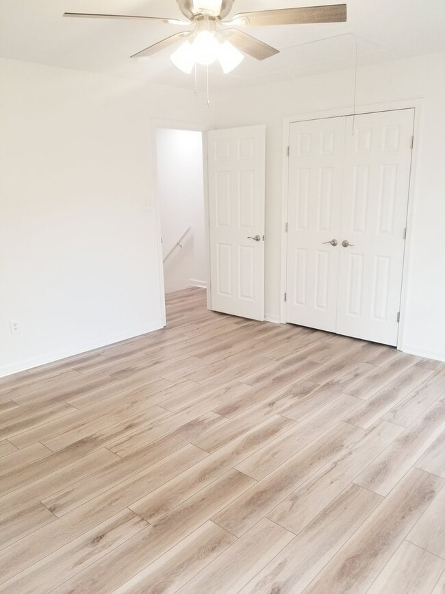 Building Photo - Nice Two Bedroom Townhouse Close to Libert...