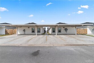 Building Photo - 18 N 33rd Ln