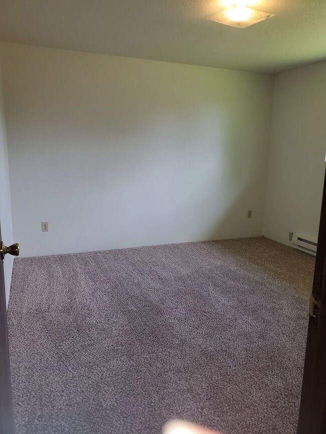 Building Photo - 2 bed 1 bath Duplex