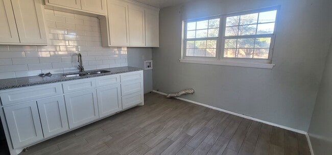 Building Photo - Large 2 Bedroom!