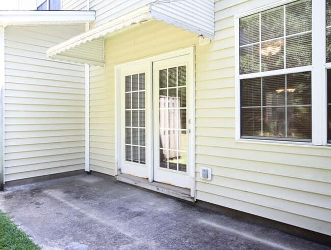 Building Photo - Updated Townhouse