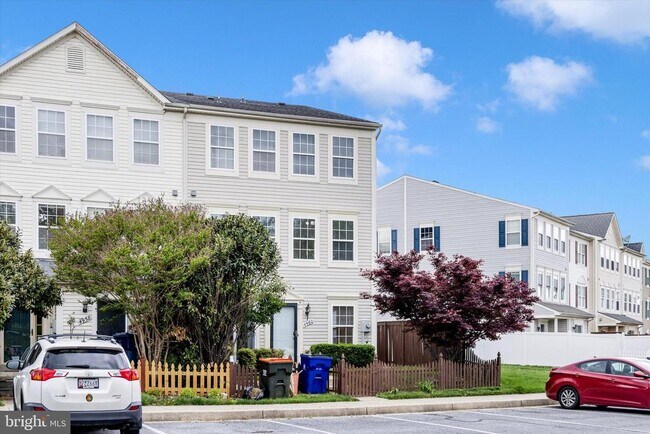 Building Photo - 4960 Clarendon Terrace