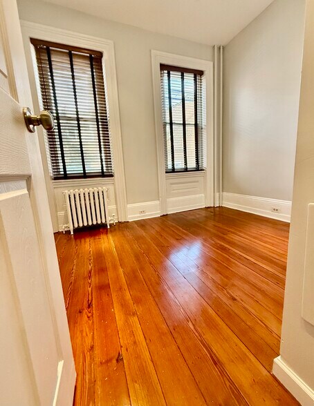 Building Photo - 302 Dickinson St