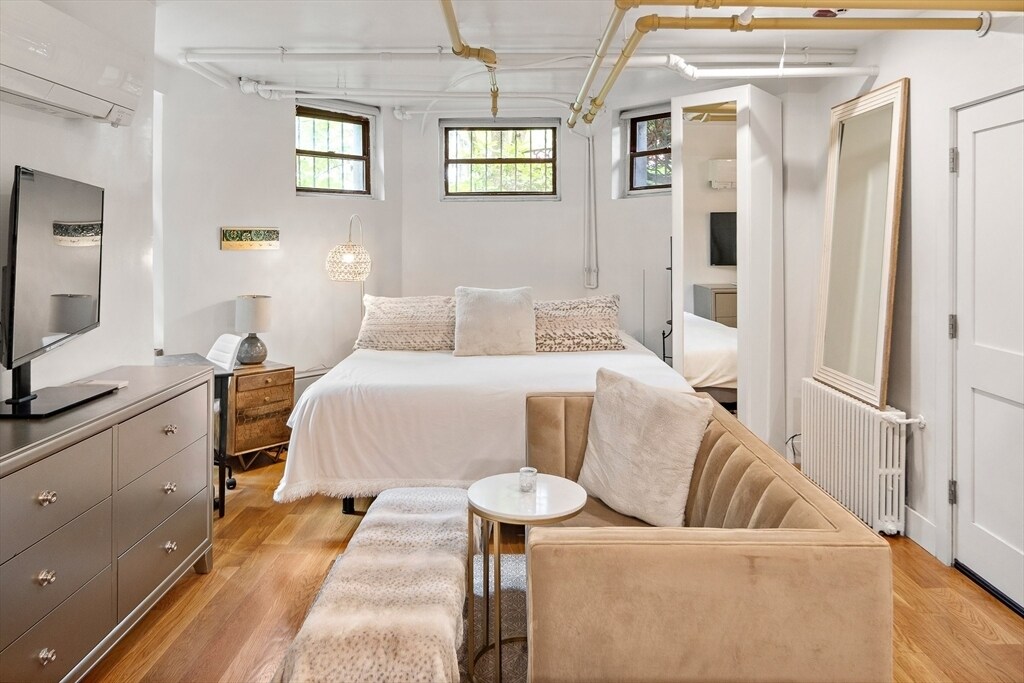 Building Photo - 364 Marlborough St