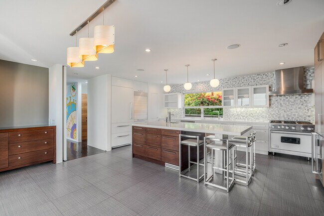 Building Photo - 686 Enchanted Way