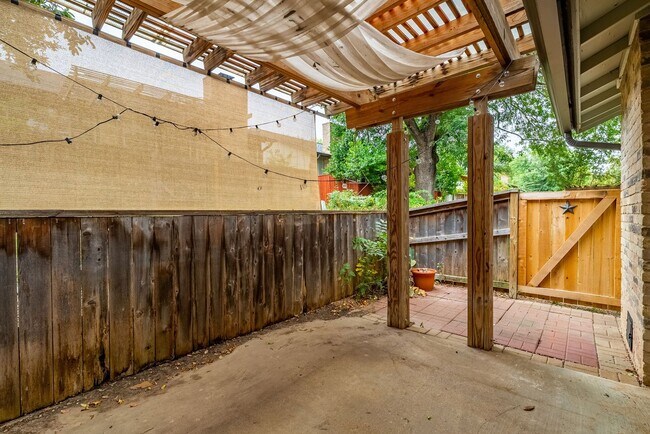 Building Photo - Stunning 2 Bedrooms, 2 Bathrooms in Quail ...