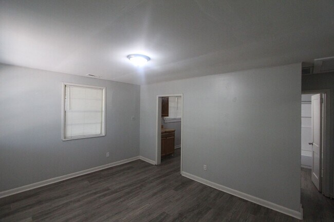Building Photo - New On The Market!  Fresh Updates!!