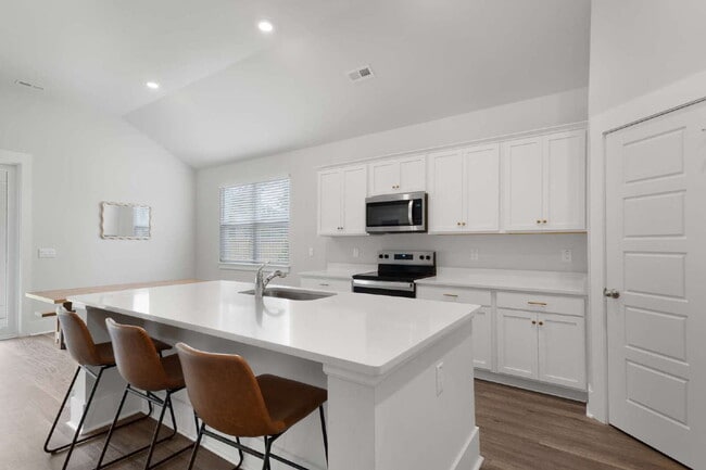 Building Photo - Spacious 4 Bedroom Home in Blake Farm