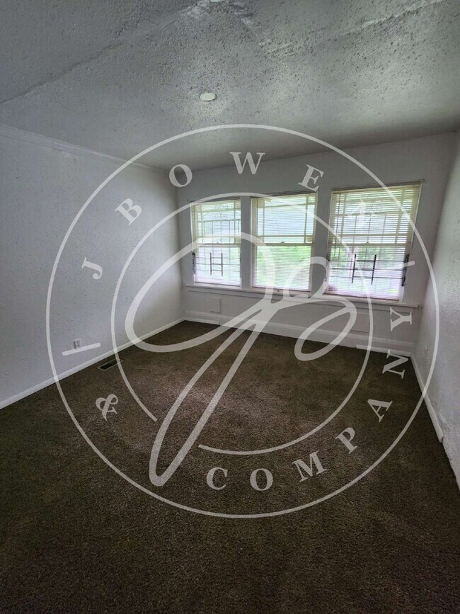 Building Photo - 3 bed 1 bath lower duplex with so much space!